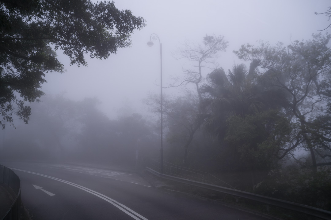 香港，雾中的马路中央。