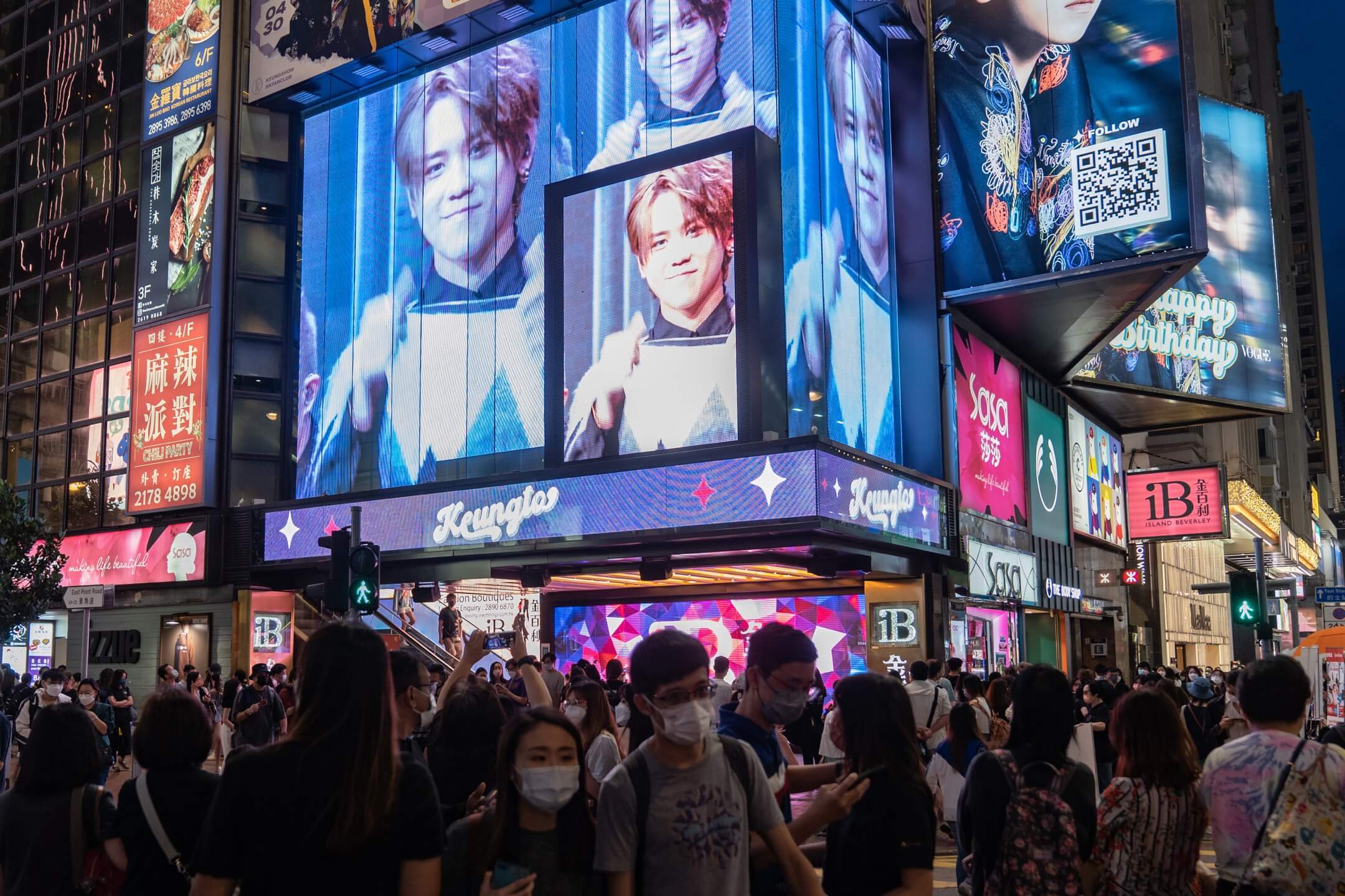 2022年4月30日，香港男團MIRROR成員姜濤生日，他的支持者在銅鑼灣買下多個廣告版為他慶祝，多人前往拍照留念。