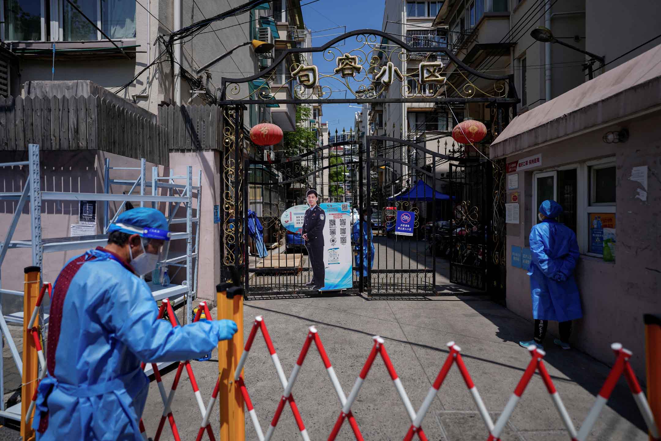 2022年5月5日，上海，2019冠状病毒病流行期间，一个住宅区的入口被封锁。