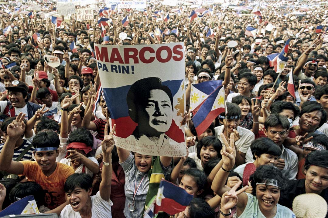 1986年4月13日，万名被罢免总统马可斯 (Ferdinand E. Marcos) 的支持者在马尼拉的黎刹公园举行集会，要求马可斯从流亡美国归来。