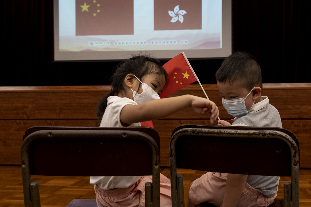 2021年7月1日，北角培侨中学有庆祝建党100 周年的活动，其中出席的不少学生都每人手持一支小国旗。