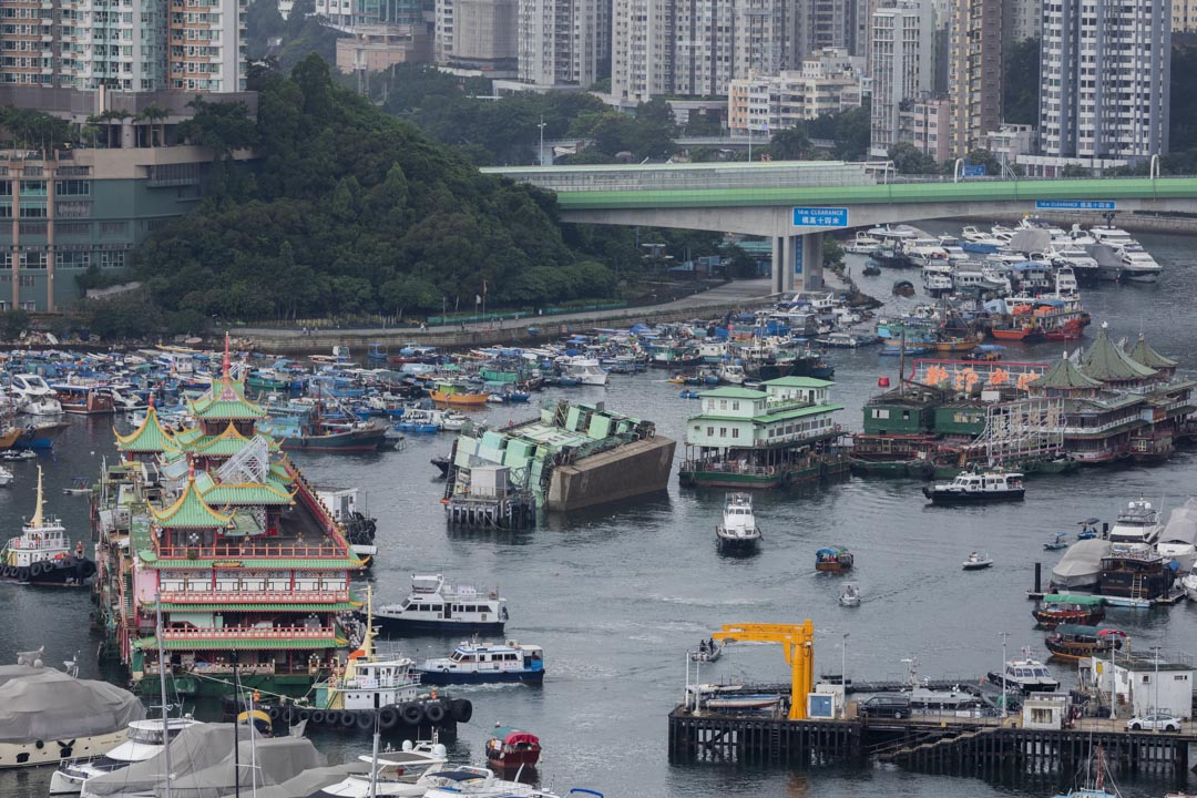 2022年6月14日，珍宝海鲜舫由多艘护航船拖走离开香港仔，留下太白海鲜舫在海上。