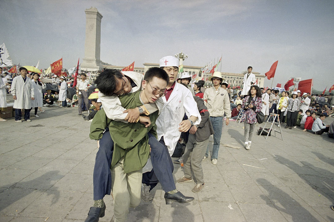 1989年5月16日，一名北京大学生在天安门绝食抗议的第三天倒下。