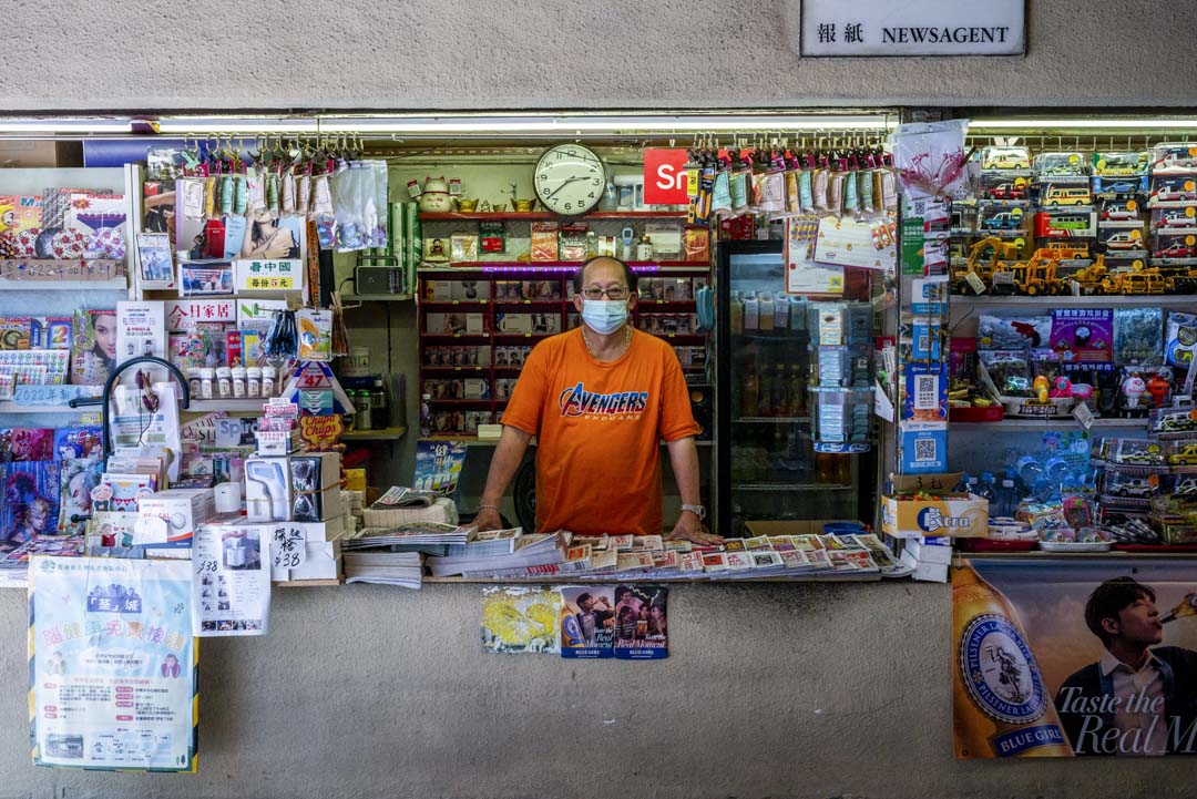 开档30年，现在于荃湾杨屋道街市开档的报贩何先生。