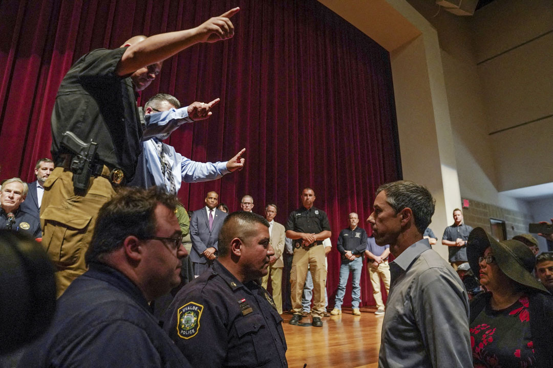 2022年5月25日，美国德克萨斯州州长候选人欧洛克(Beto O'Rourke)打断了由现任州长艾波特(Greg Abbott)就当地小学枪击案召开的记者会。