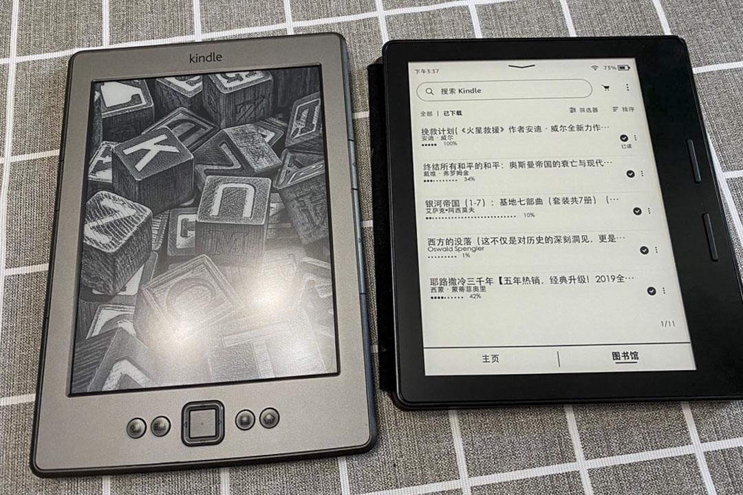 阿凌于2012年购于亚马逊英国网站的第一台Kindle（左），右图为Kindle Oasis。