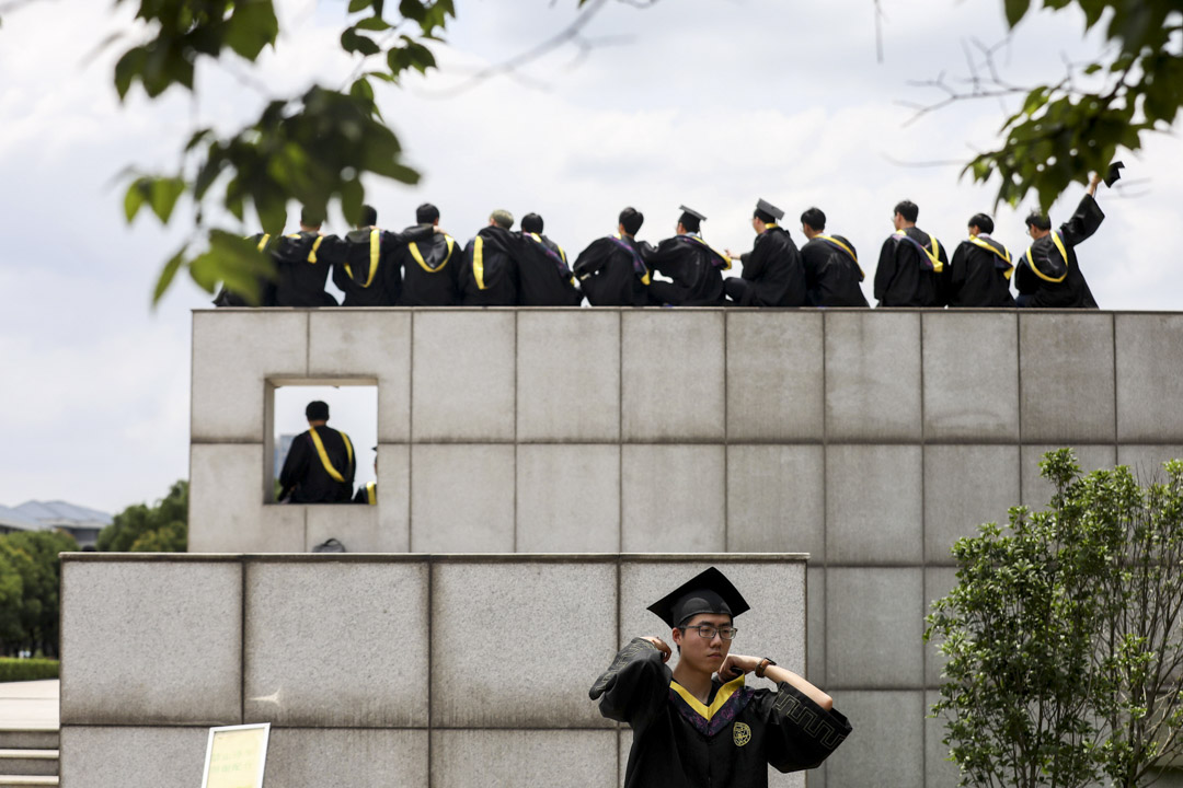 2020年6月19日，江苏南京，大学毕业生身著毕业服合影留念。