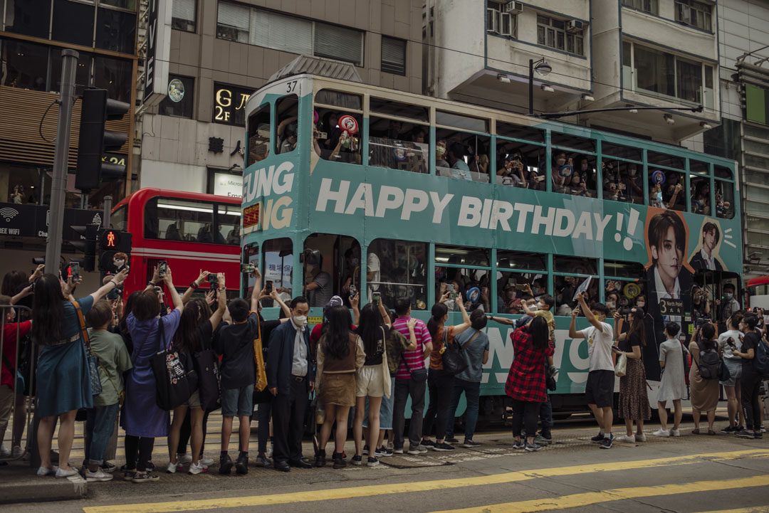 今年姜涛生日，“姜糖”买下电车车身广告，同时于生日当天请全香港市民免费乘搭电车。