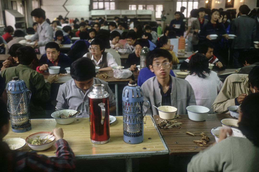 1989年5月11日，北京大学学生们在食堂吃饭。