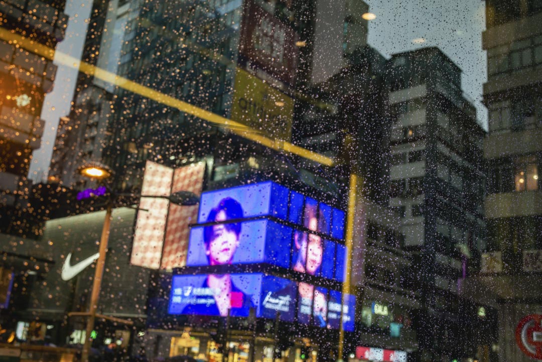 不论是企业广告还是粉丝众筹的应援，姜涛的样子在香港街头随处可见。