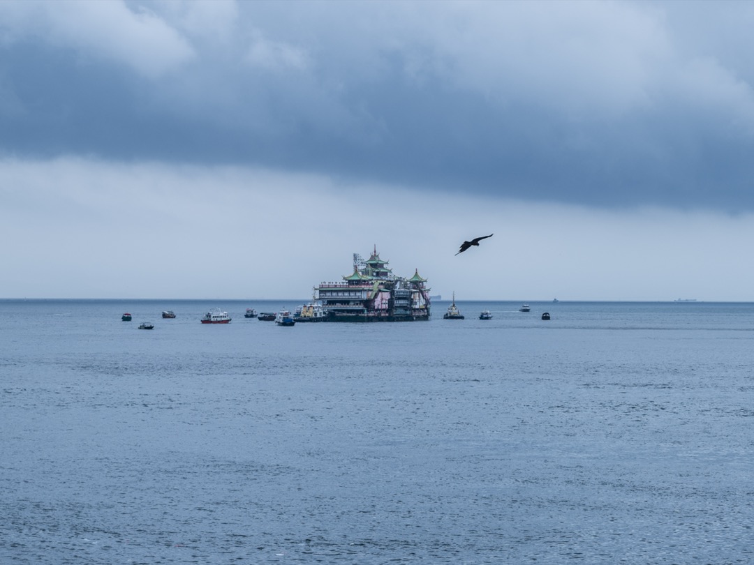 2022年6月14日，有逾70年歷史的珍寶海鮮舫，由多艘護航船拖走離開香港仔。攝：林振東/端傳媒