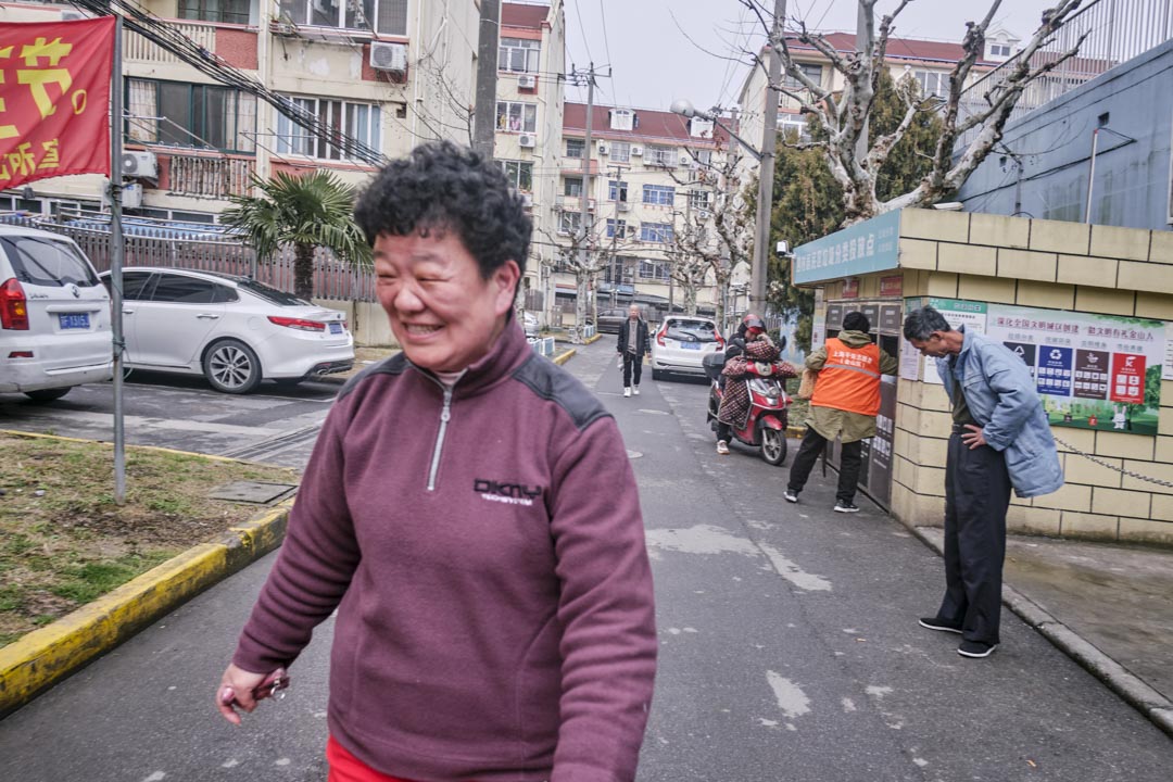 因爲洗澡沒時間準備午餐，蔣慧琴下樓去買，笑遇鄰居。