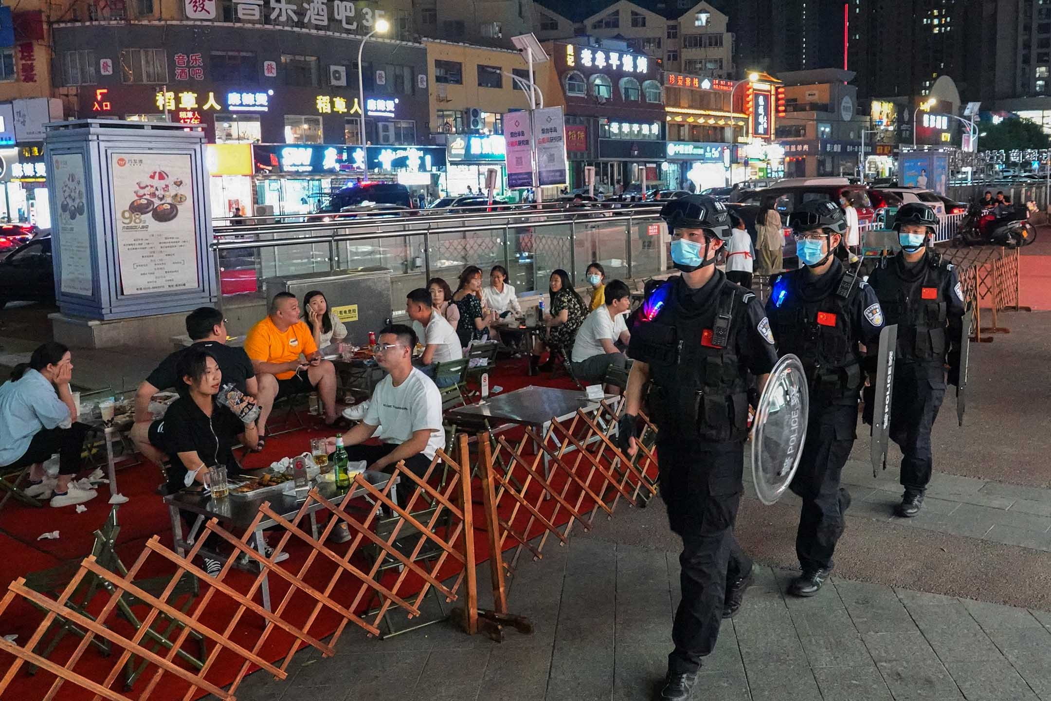 2022年6月12日，烟台市，特警在莱山区夜市执勤。