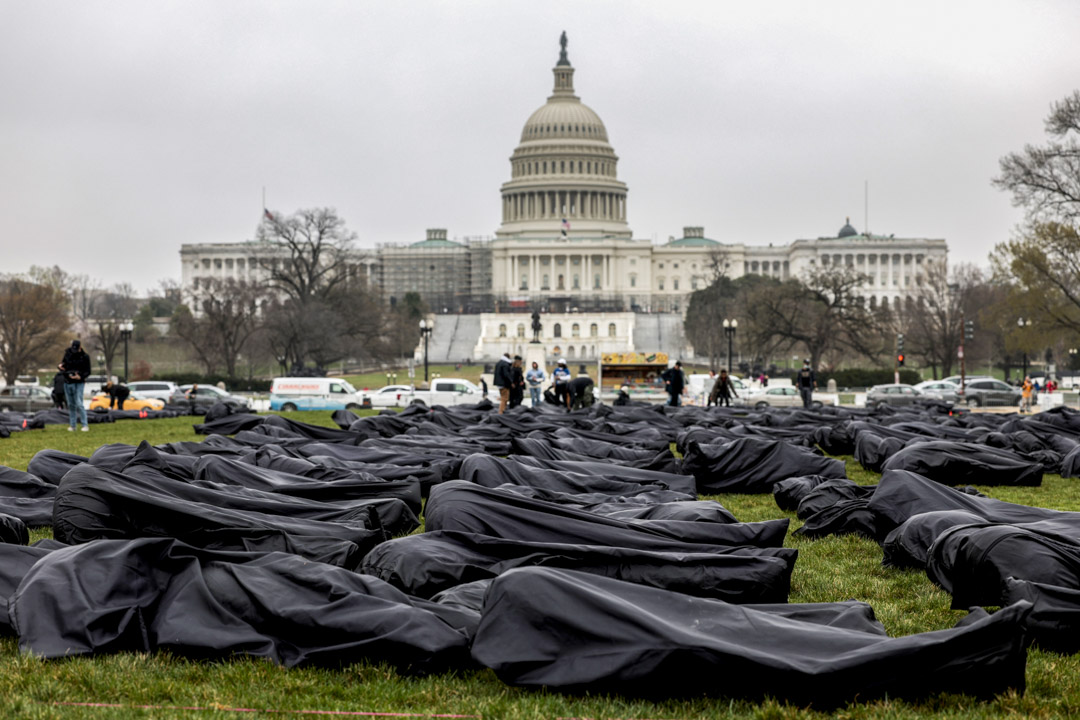 2022年3月24日，槍支管制活動組織 March For Our Lives 在華盛頓的國家廣場組裝一千一百個屍袋，拼出「思想和祈禱」的字樣，以紀念2018年佛羅里達校園槍擊案四周年。