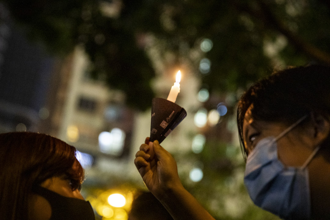 2021年6月4日，香港警方连续第二年禁止悼念六四合法集会。当晚警方于晚上8时在维园外向人群作出驱散，零星的烛光只能在维园足球场附近亮起。