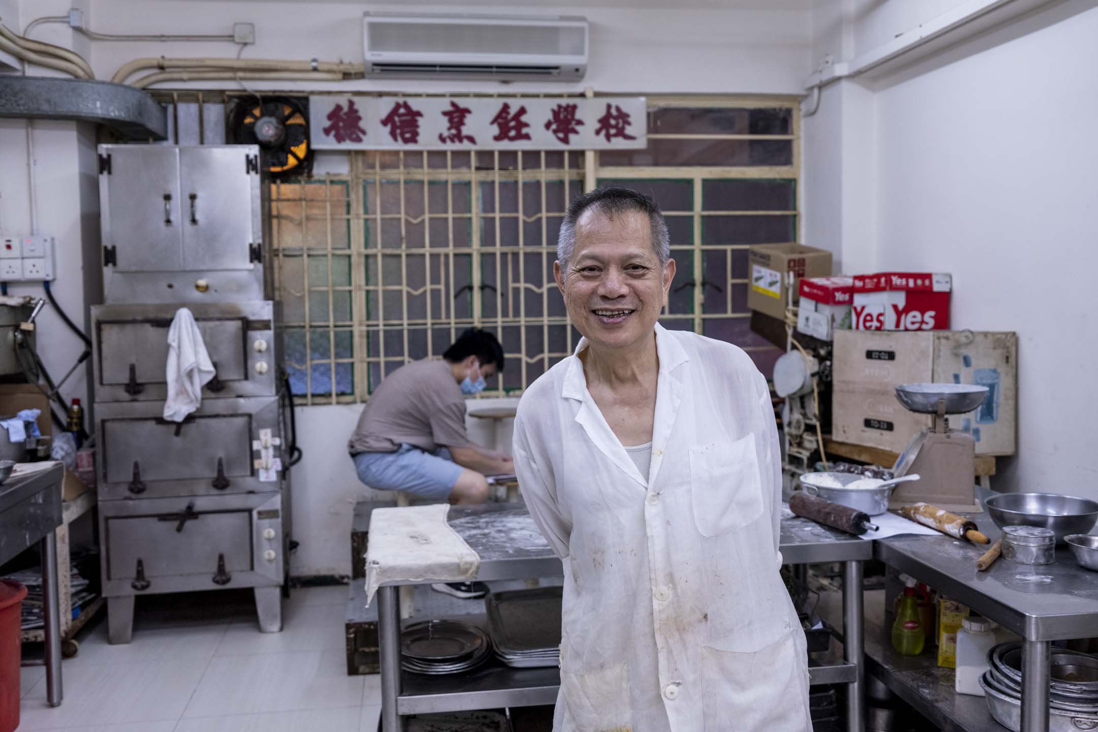 1980年代，陈华炼在加拿大港式茶餐厅工作，但工作太辛苦，他半年后回港。“我们过去赚钱而已，（老板说）帮你办移民， 办什么，不了。”