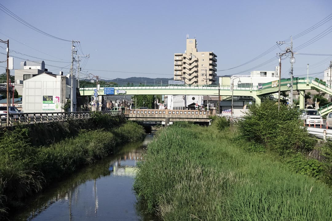 瀬户市的城市景观有点杂乱，但绕过一条大街便是山林绿荫。