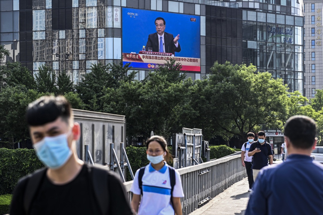 2020年5月，中国首都北京，市内一个显示屏播放着国务院总理李克强在记者会上回答提问。