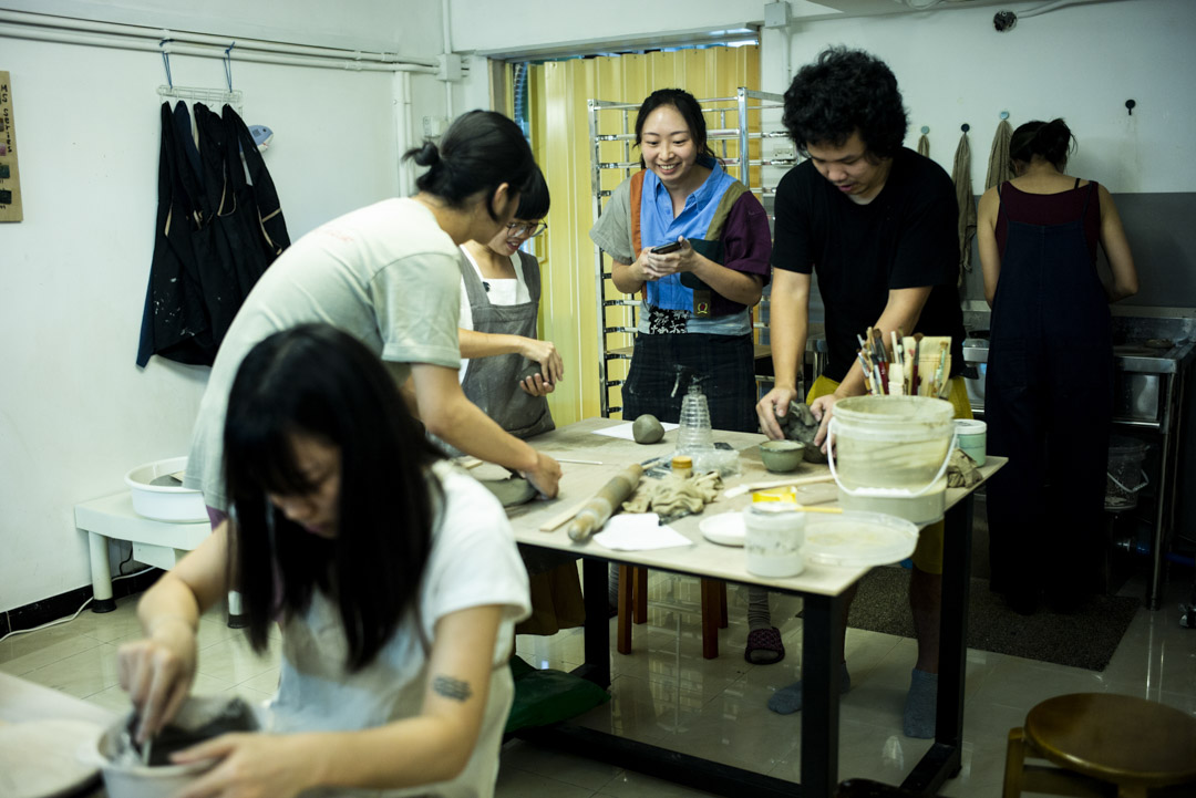 为了补充早前耗损的餐具，一行人来到朱凯丁在上水经营的圆朴陶舍，赶工制作碗碟。 