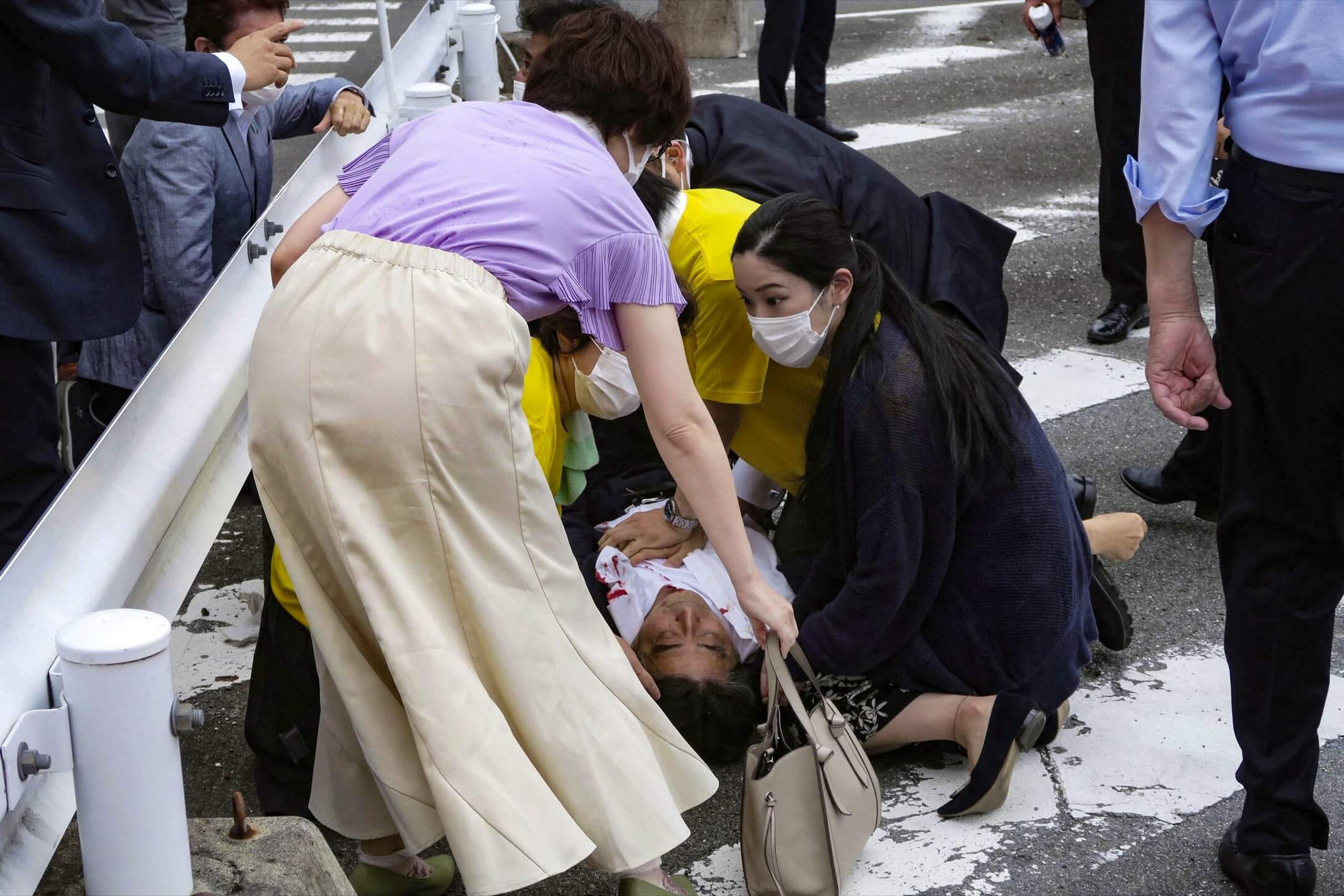 2022年7月8日，日本奈良市，前首相安倍晋三为自民党在即将举行的参议院选举进行拉票活动时遭枪击倒地。