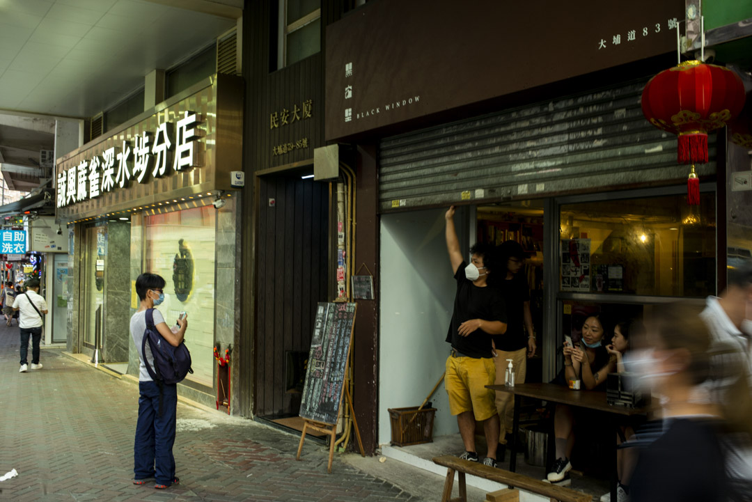 黑窗里素食合作社位于香港九龙深水埗市区的边缘，夹在一家中式斋舖（素食餐厅）和麻雀馆（麻将馆）中间。