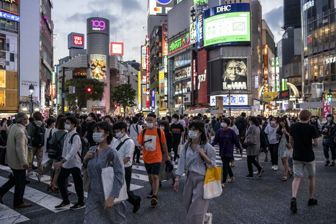 2020年6月23日，人們在東京穿過澀谷繁忙街頭。 