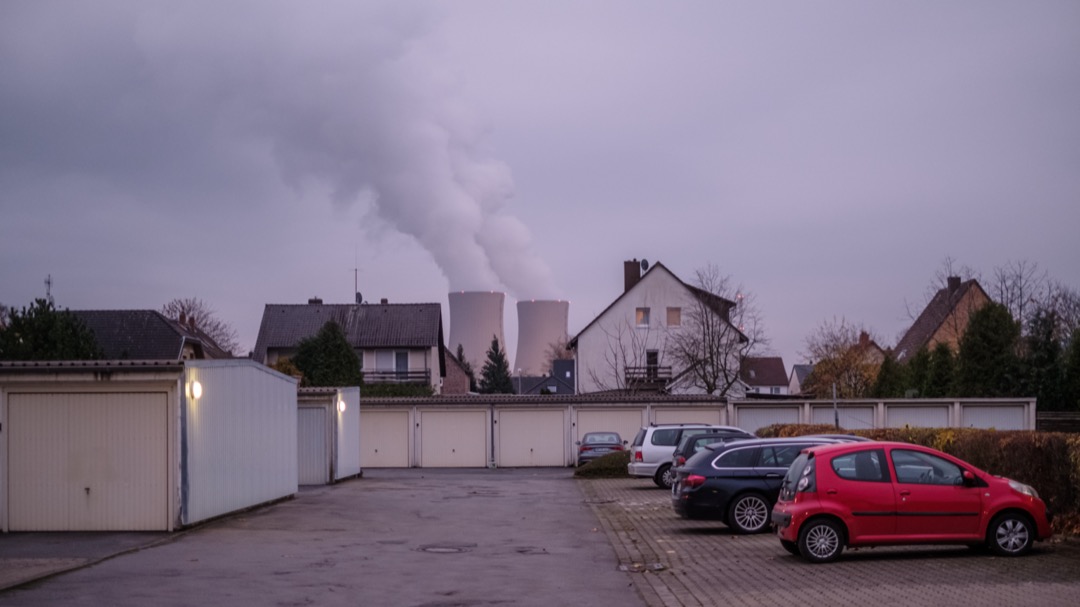 2020年11月，德國市鎮埃默塔爾（Emmerthal），民居旁的一座核發電站。