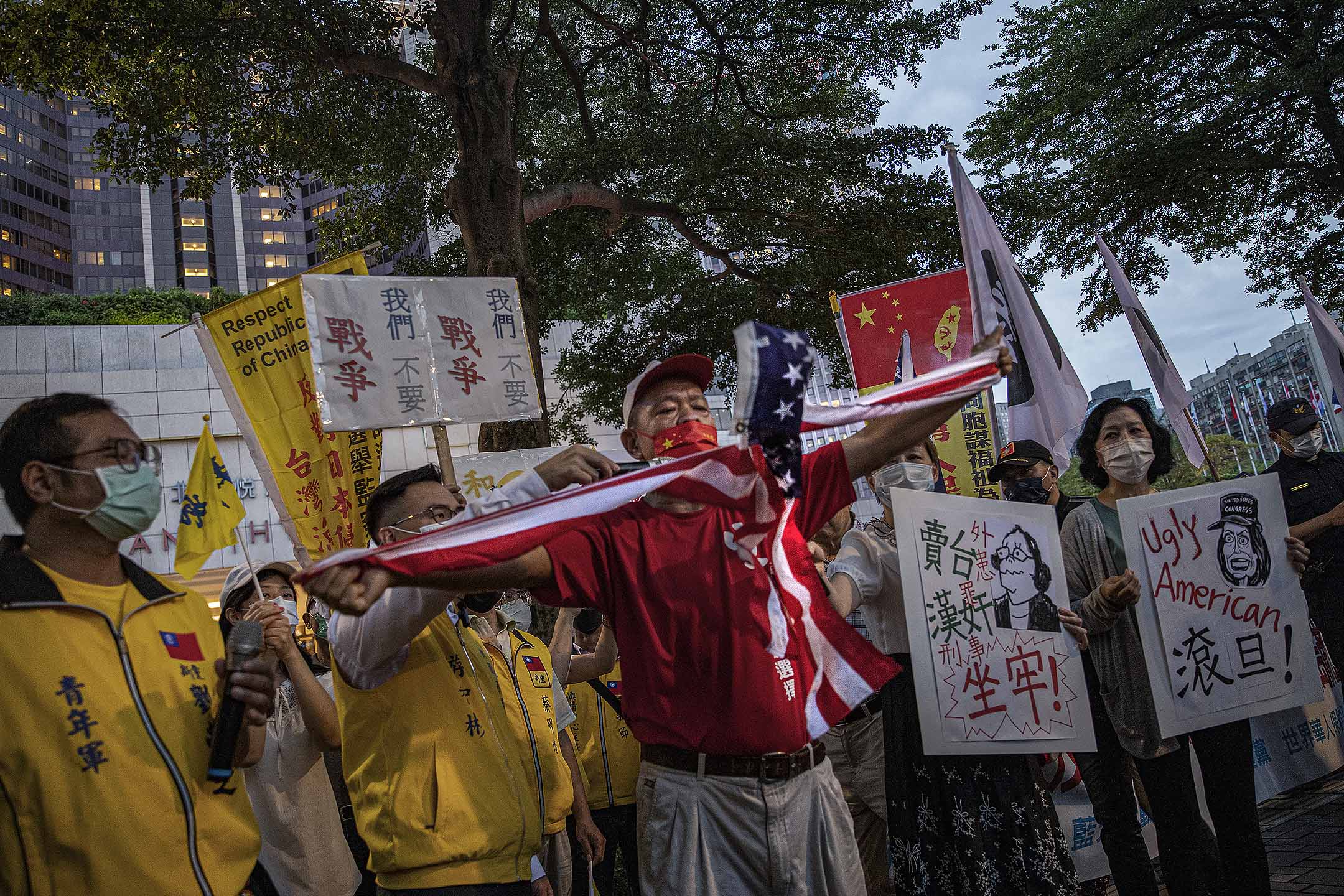 2022年8月2日，台北君悦酒店外，有民众示威反对佩洛西访台。