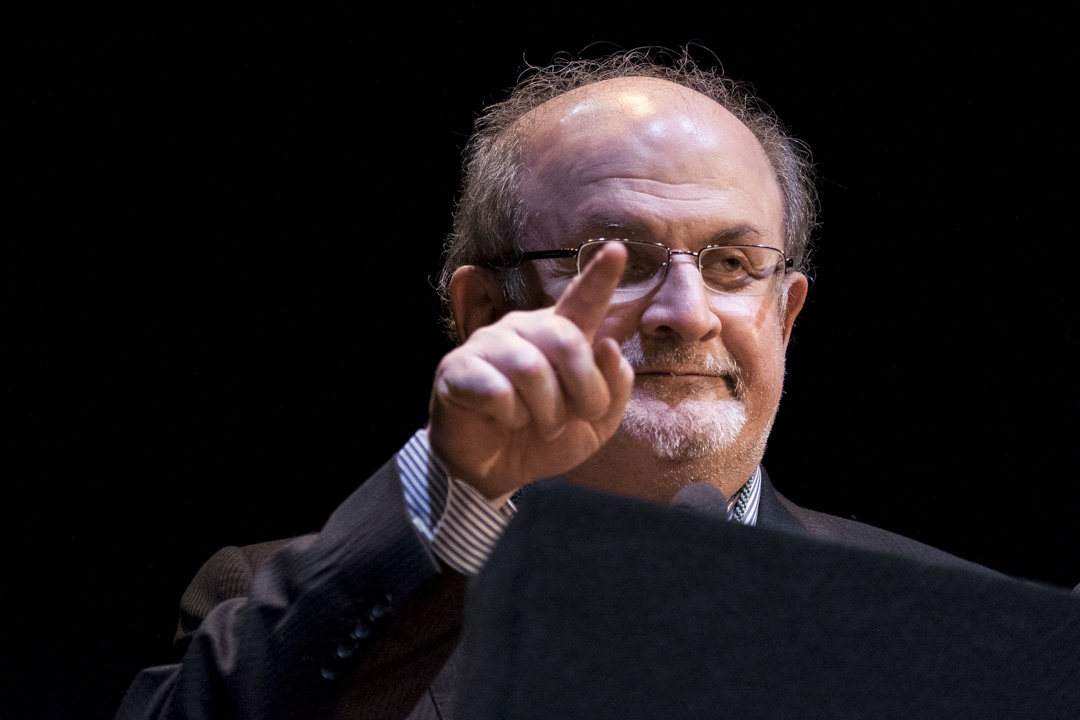 2015年10月6日，印度裔英國作家薩爾曼·拉什迪（Salman Rushdie）在西班牙出席活動。