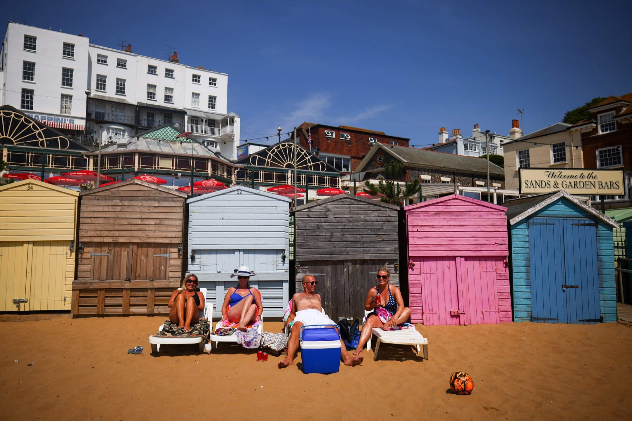 2022年7月17日，英国西南部城镇布罗德斯泰尔（Broadstairs），人们到海滩晒太阳。