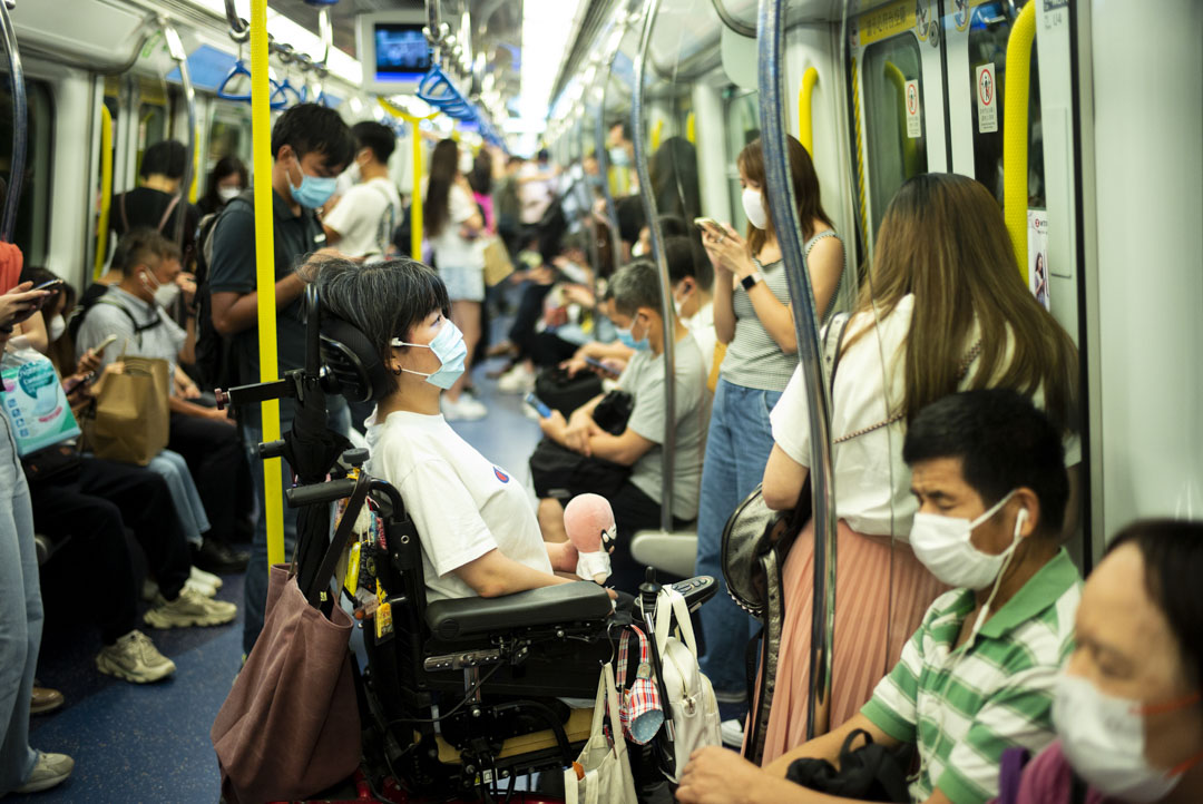 Fish放工时乘搭港铁屯马线由九龙湾到大围，再转乘巴士回到葵涌区的家。