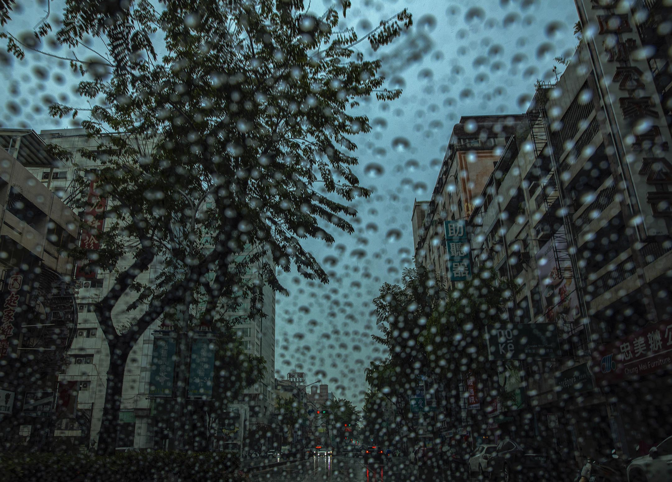 2022年，台中，雨打在车的玻璃。摄：陈焯𪸩/端传媒