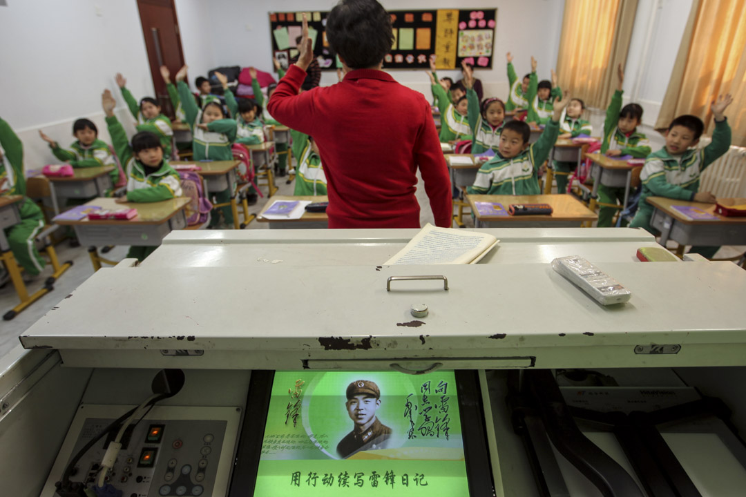 2012年12月21日，北京雷锋小学举行的雷锋主题班会上，指导员向学生讲述雷锋事迹。 