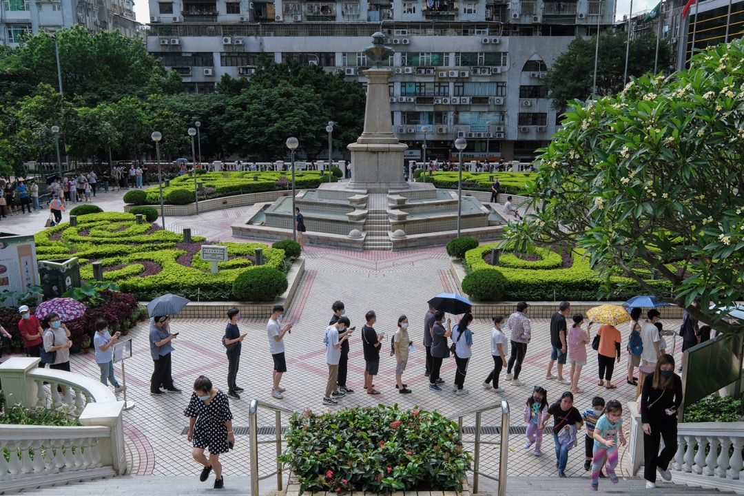 2022年6月22日，澳门新一轮疫情爆发，政府推行全民强检，塔石体育馆核酸检测站外出现人龙。