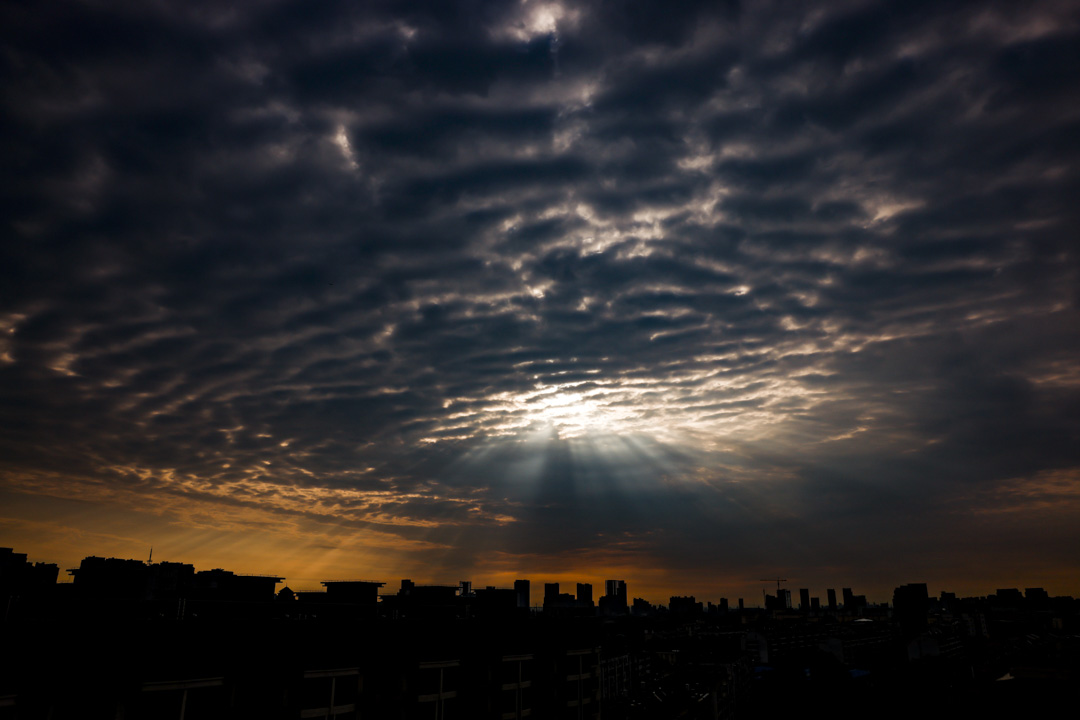 2022年6月30日，北京日出时的城市全景。