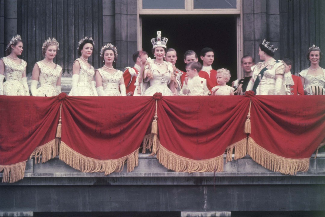 1953年6月2日，英女王伊莉莎白二世的加冕典禮在英國首都倫敦西敏寺舉行，儀式後，女王向公眾揮手。