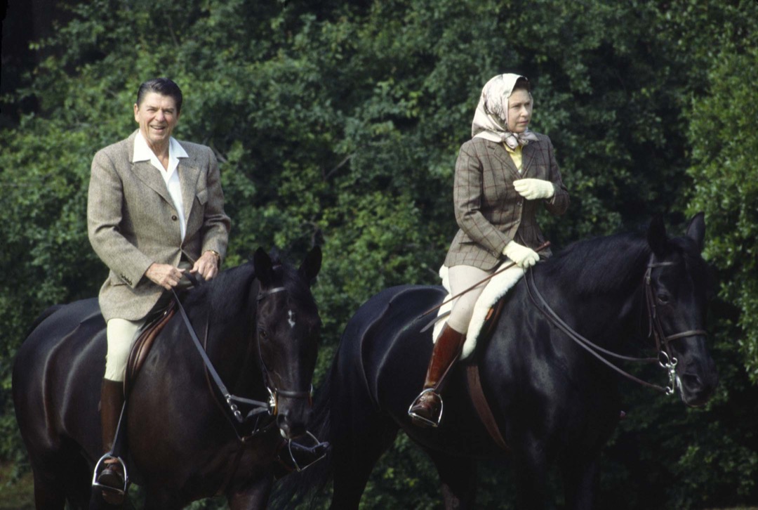 1982年6月8日，美國總統列根到訪英國期間與英女王伊莉莎白二世騎馬。