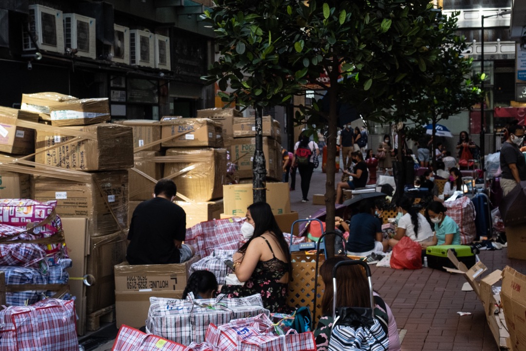 香港，中环区有多家户对户海运服务，每逢周日，大批移工会到这里寄衣服、食物、日用品等物件回家乡。