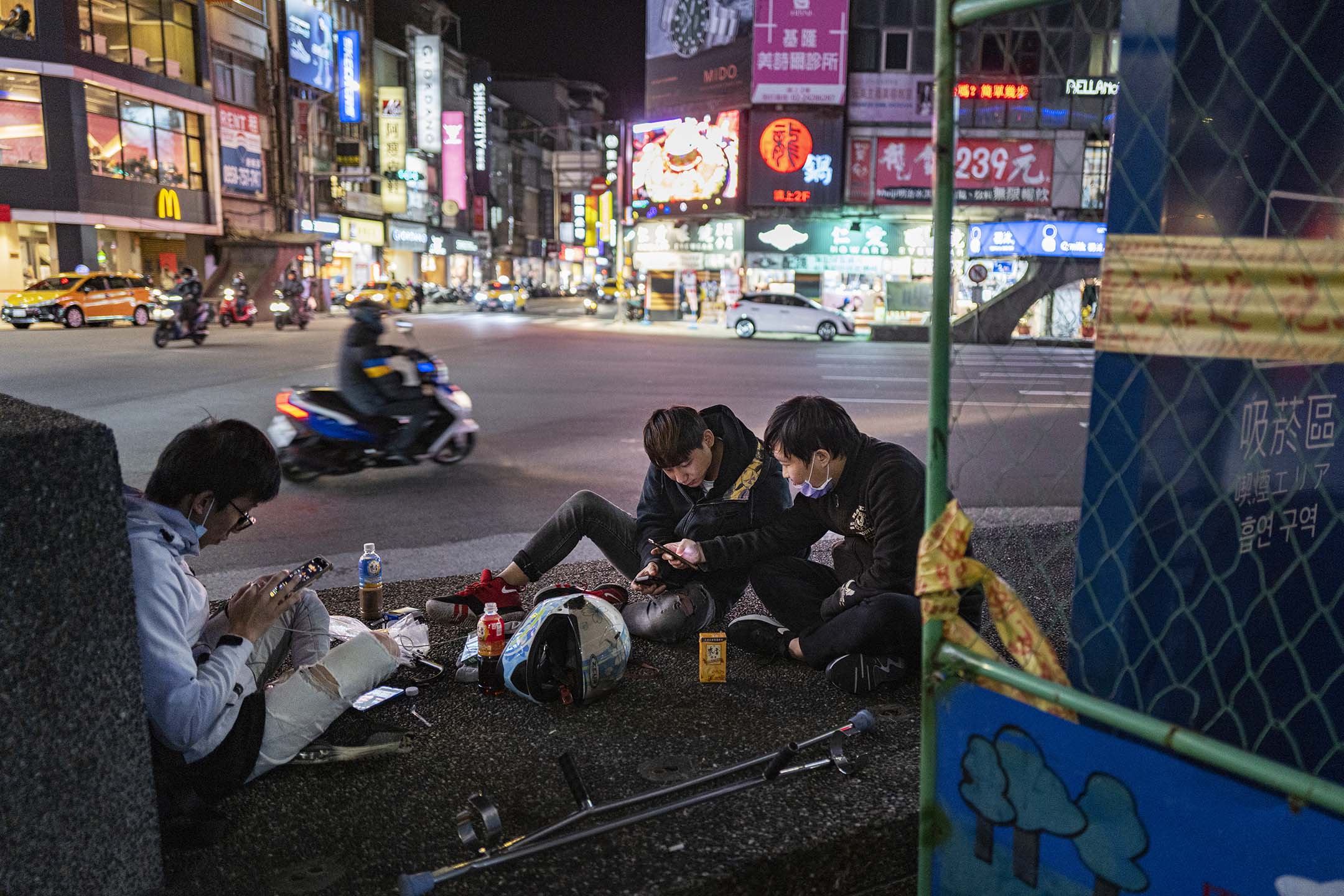 2021年11月10日，基隆，年轻人在街上聊天。