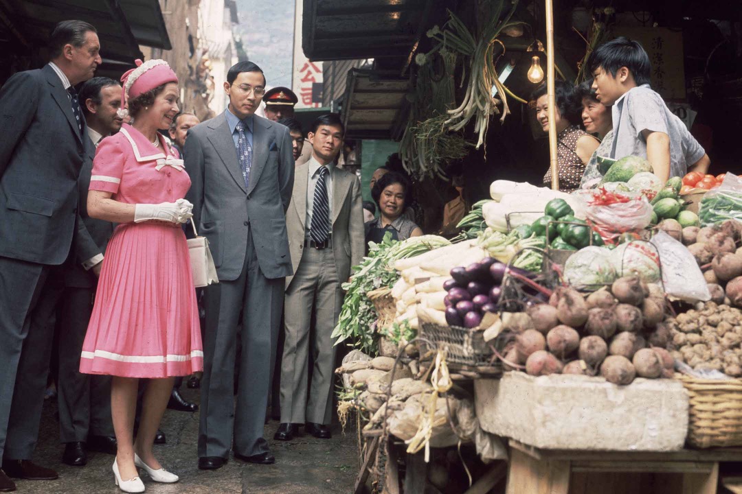 1975年，英女王伊莉莎白二世訪港期間到訪街市檔攤，與檔主互動。