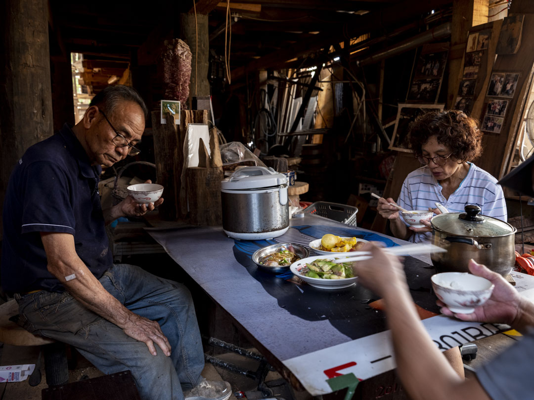 每天，王美娇给五哥王鸿权和伙记煮饭。她看着五哥两个月来疲于奔命，“阿哥好乱，不甘心是一定。人生起起落落，有今日的成就不是一朝一夕，现在却变一时过眼云烟。”