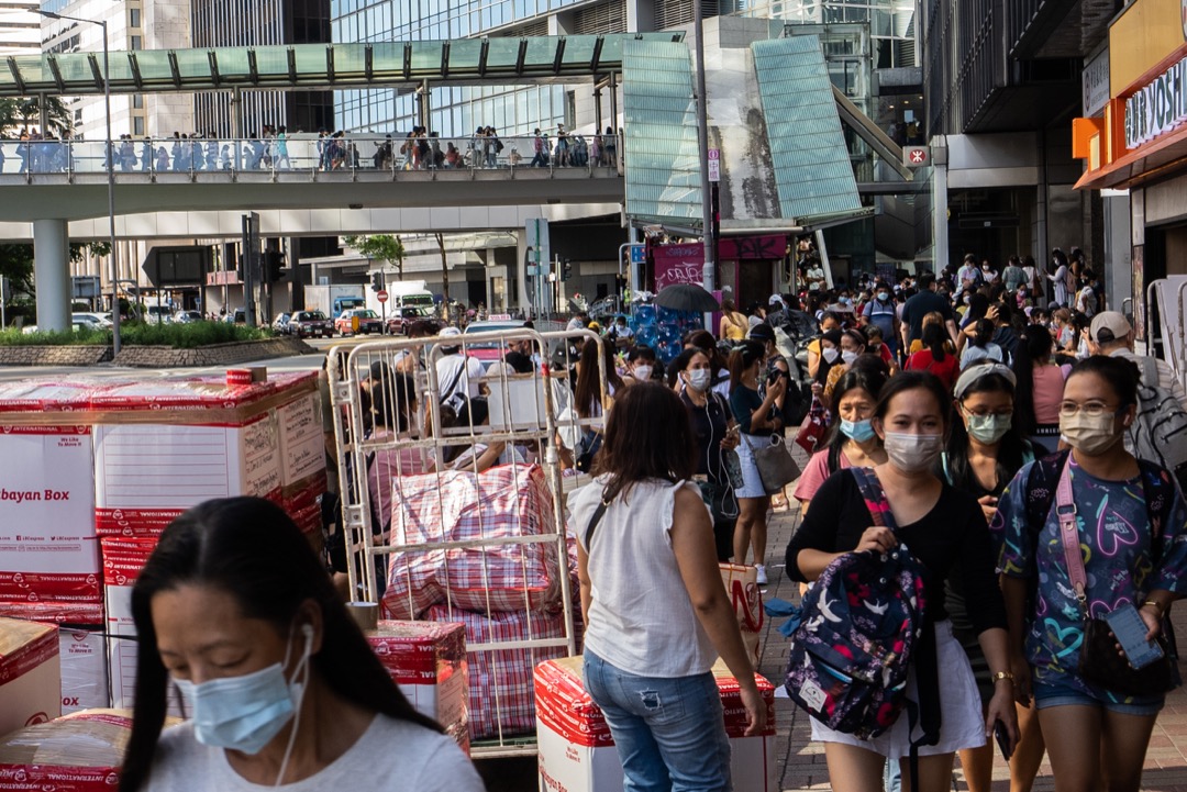 香港，每逢周日都会有移工中环的户对户海运服务公司安排寄件回家乡，路旁摆满预备海运的纸箱。