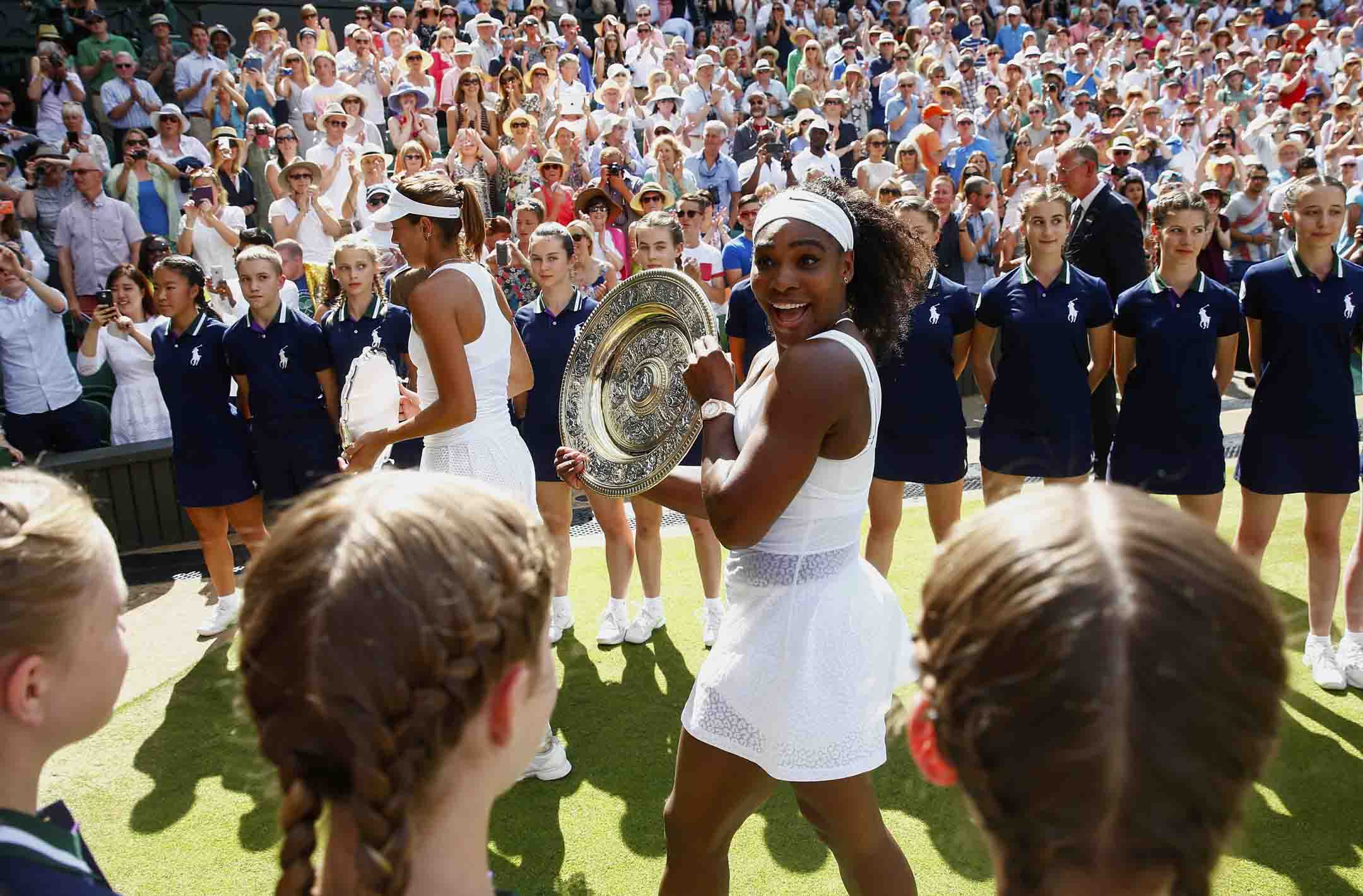 2015年7月11日，小威廉丝（Serena Williams） 夺得温布顿网球公开赛冠军后，捧起玫瑰露水盘离开球场 。