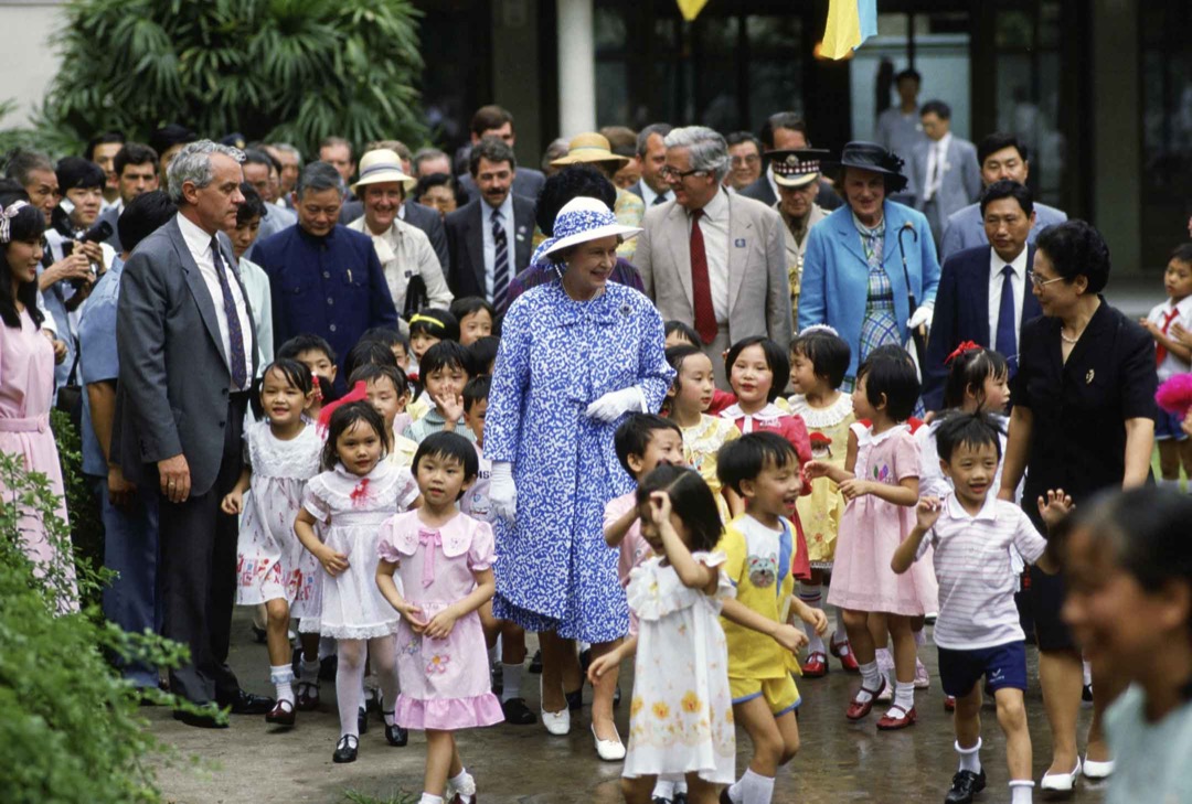 1986年10月18日，英女王伊莉莎白二世到訪中國，在廣州與一群孩子見面。