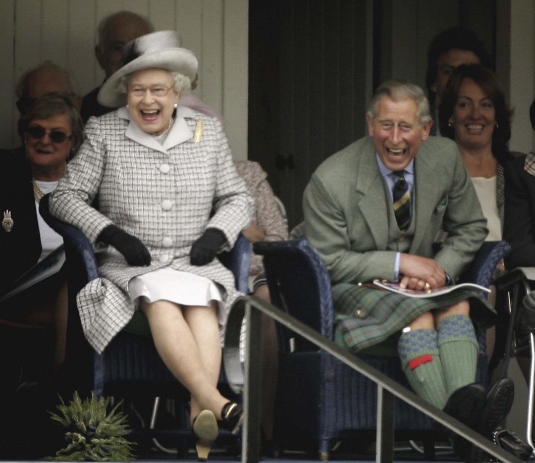 2006年9月2日，英國蘇格蘭寶馬鎮（Braemar），英女王伊莉莎白二世與兒子王儲查理斯參與一個年度王室聚會活動。