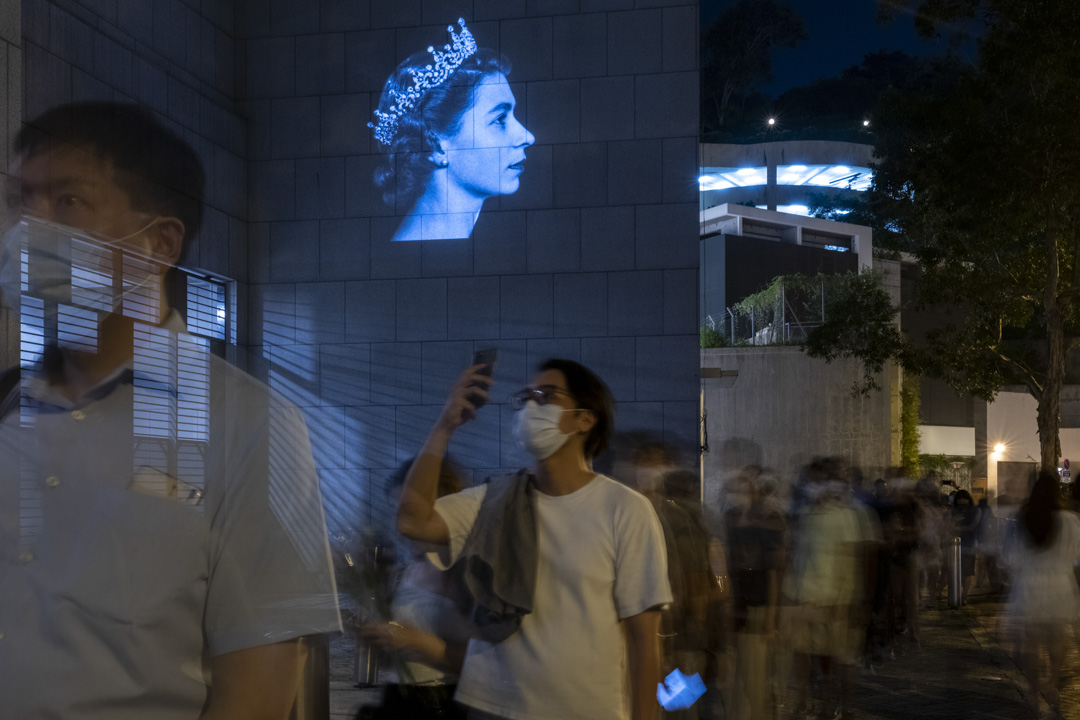 2022年9月12日，香港，民众到英国驻香港总领事馆外献花悼念英女王伊莉莎白二世逝世。