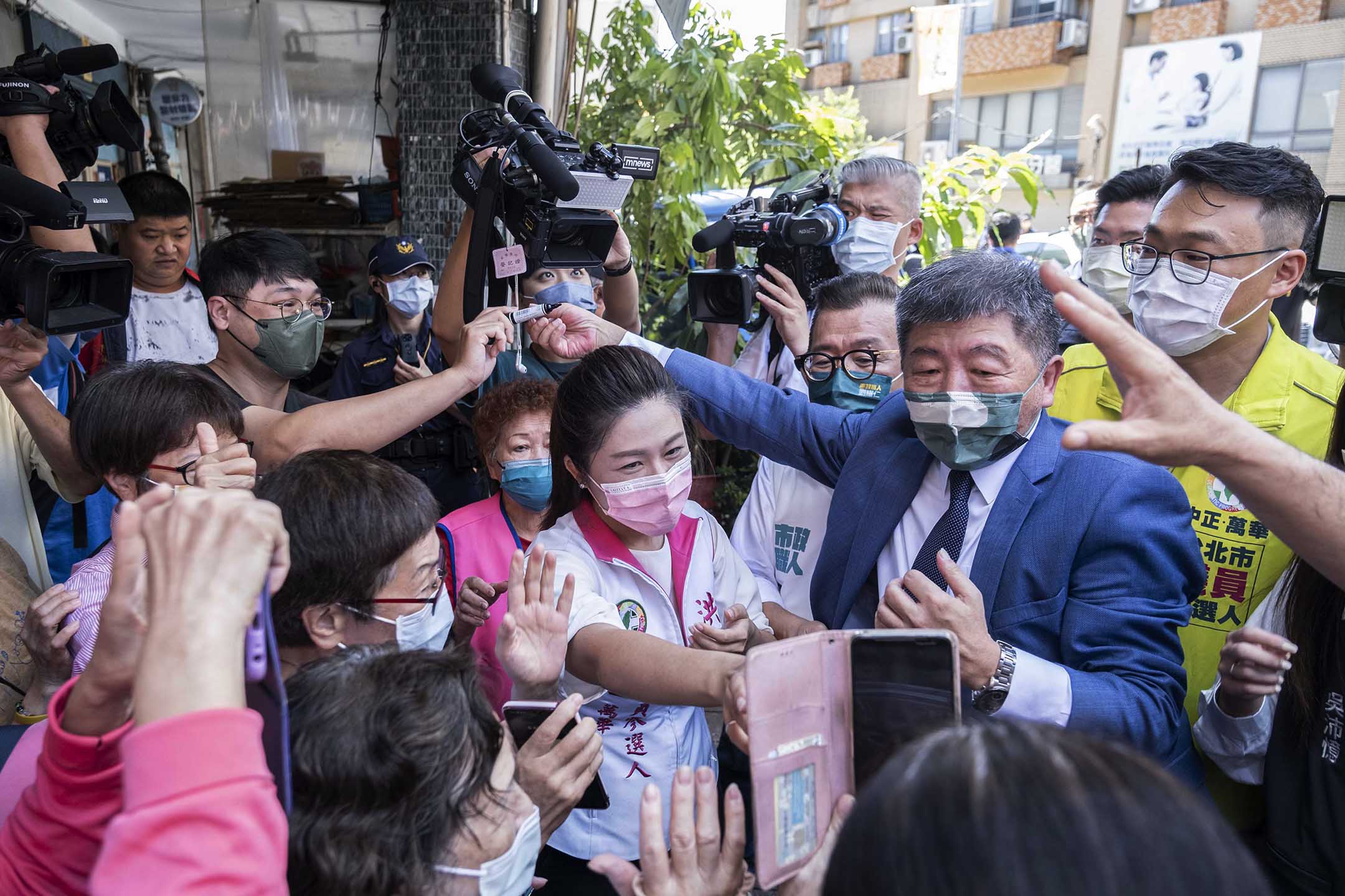 2022年9月26日，台北，台北市长候选人陈时中与支持者握手。