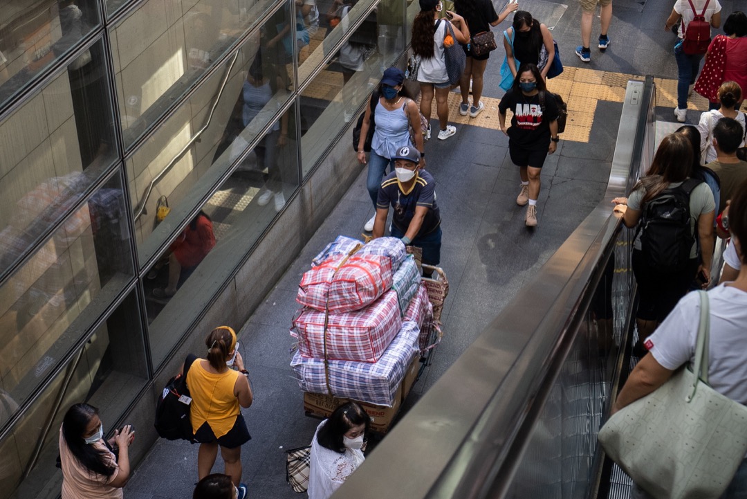 香港，一名男子在处理送往海运的物品。中环区有多家户对户海运服务，每逢周日，大批移工会到这里寄日用品等物件回家乡。