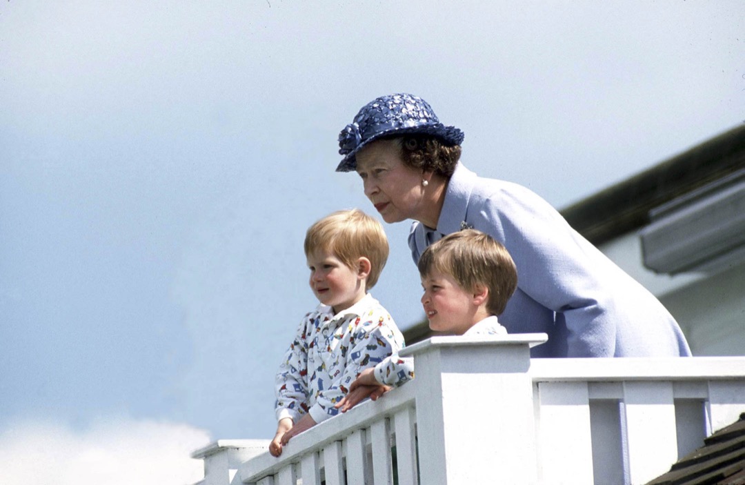 1987年6月14日，英女王伊莉莎白二世與孫兒威廉王子和哈利王子看馬球比賽。