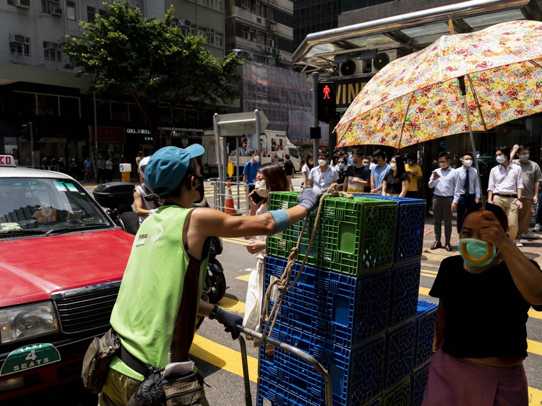 湾仔一个送水工人正在过马路。